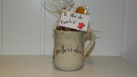 Tasse en grès , avec inscrition ?       , avec un sachet de tisane " le thé de l'amitié "